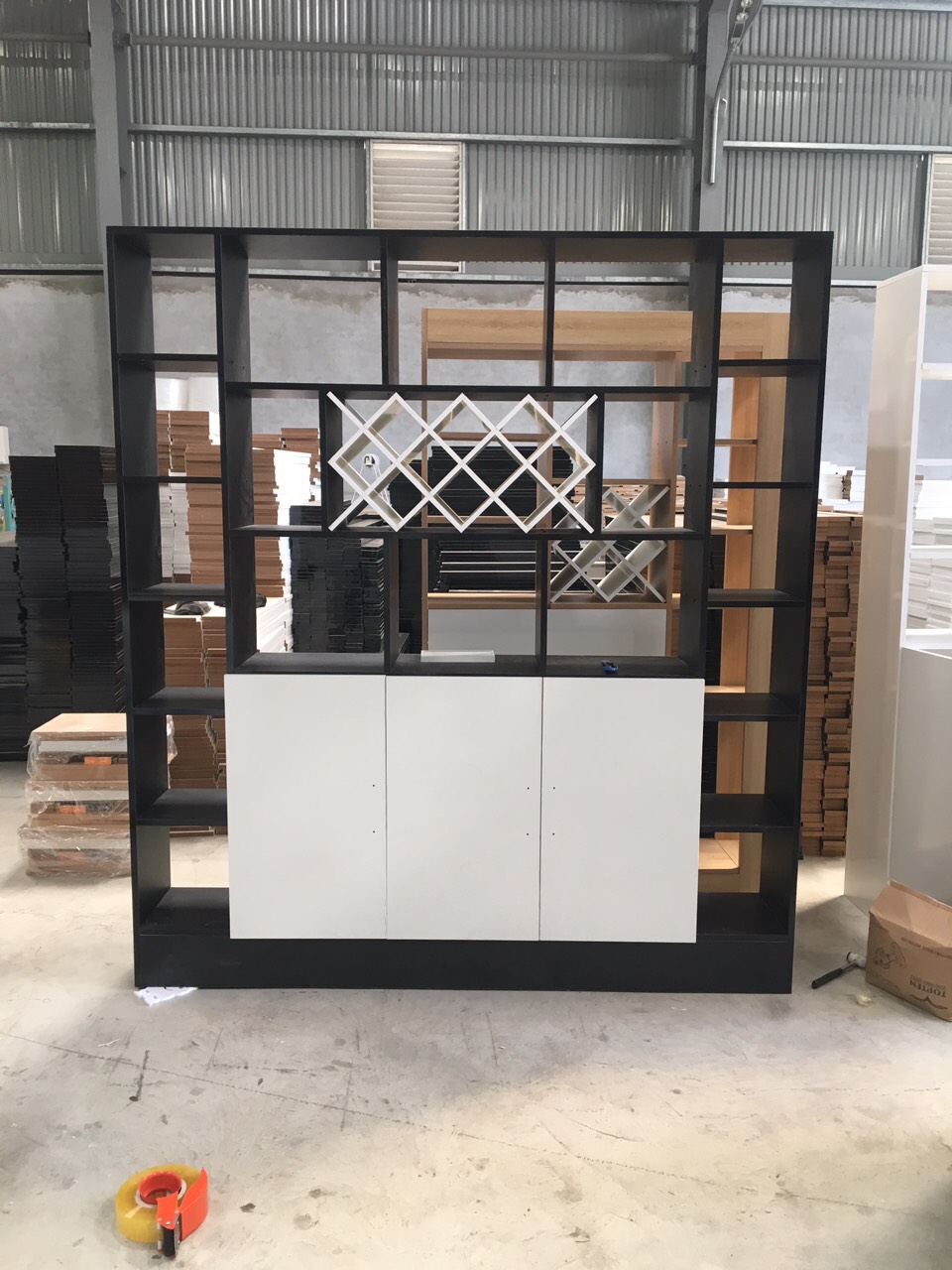 KỆ - TỦ RƯỢU KIÊM VÁCH NGĂN PHÒNG KHÁCH TR605; 1m8 x 2m - Màu Trắng