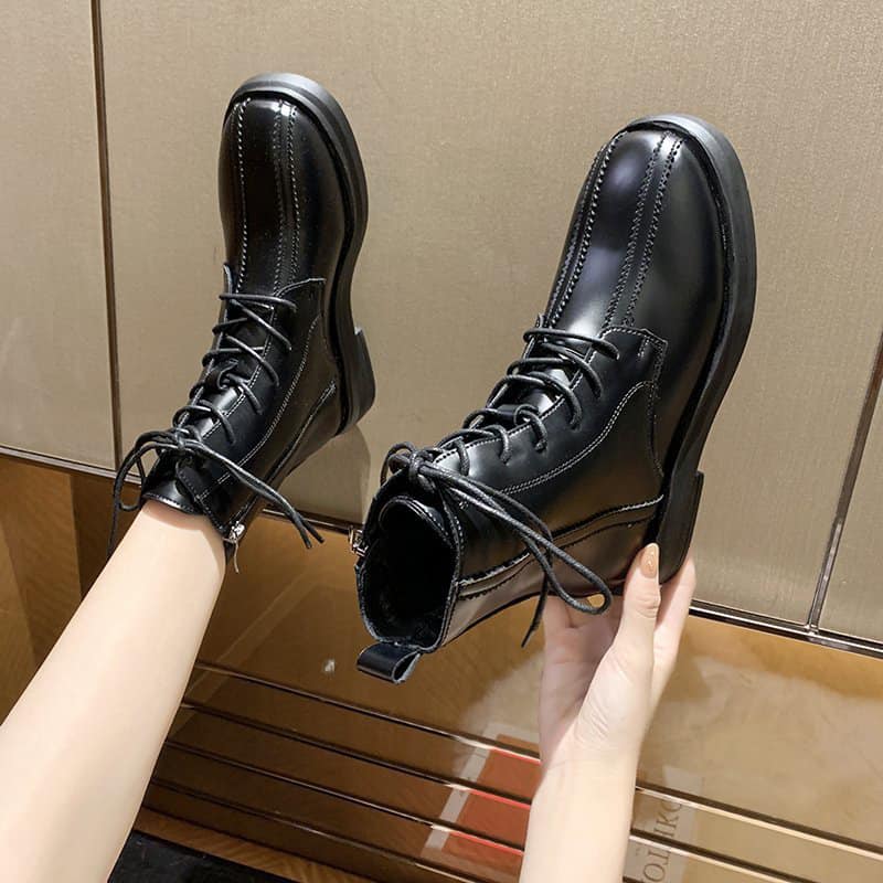 Mẫu Boots hot trend của năm 2021 cao 20cm, ôm chân, dây buộc, chất liệu bằng da siêu bền mã 68717 Bluewind