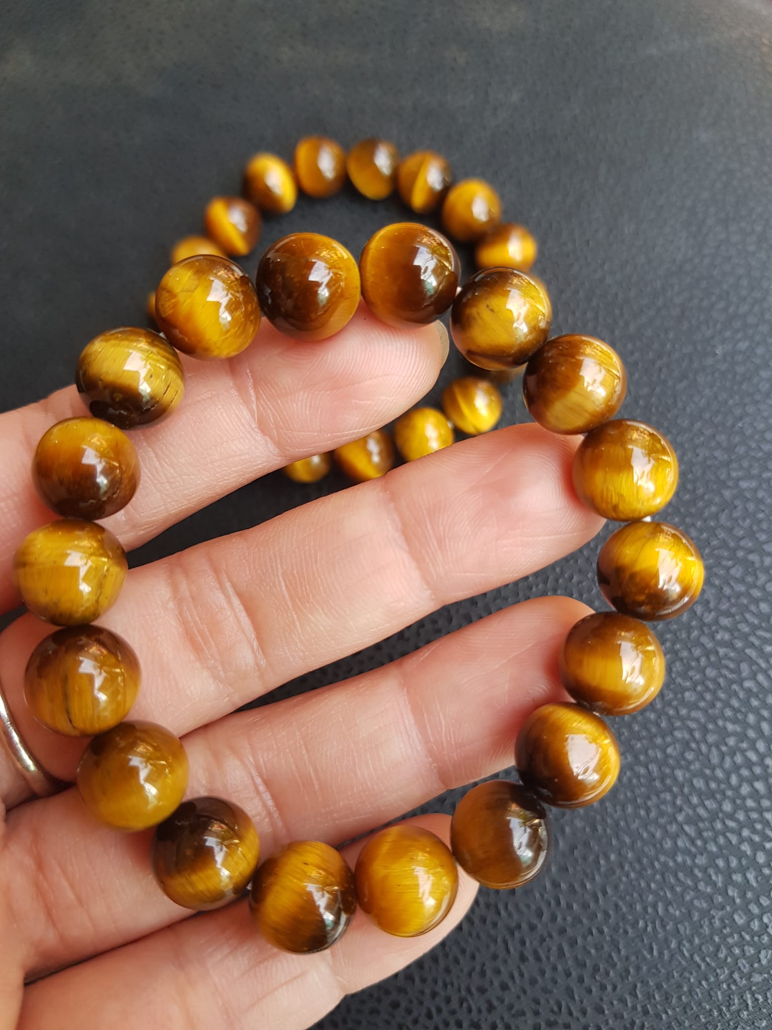 Vòng đá mắt hổ tự nhiên vàng nâu đậm Size 10mm bóng đẹp 18 hạt Nữ mệnh thổ mệnh Kim mệnh Thủy đeo ạ