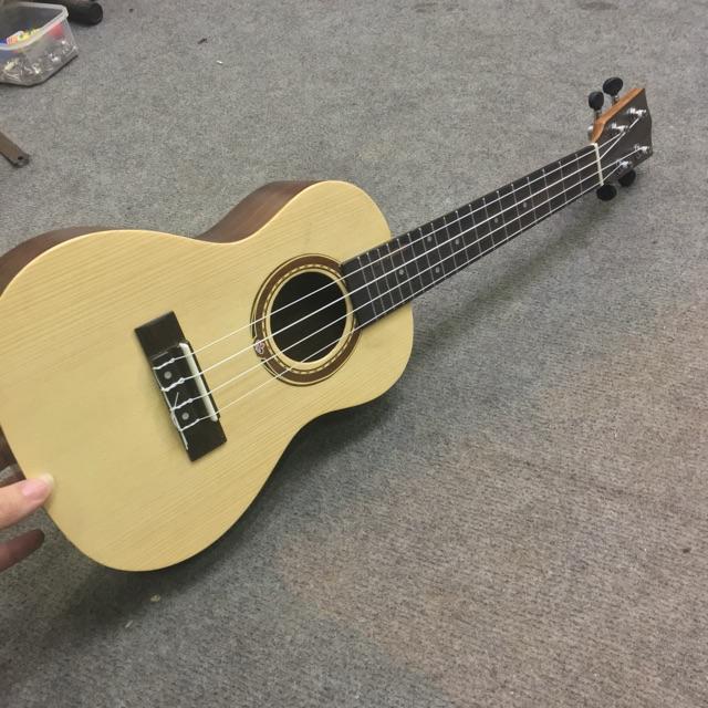 UKULELE TENOR GỖ ( tặng kèm phụ kiện