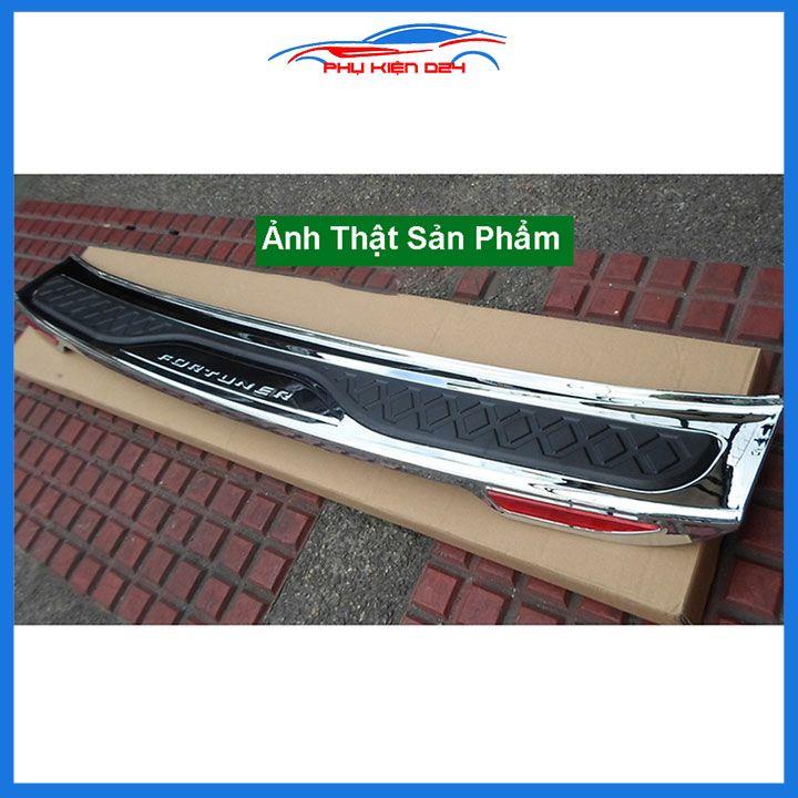 Ốp chống trầy cốp ngoài nhựa đen 3D Fortuner 2017-2018-2019-2020-2021-2022 phản quang dán cốp sau chống xước xe