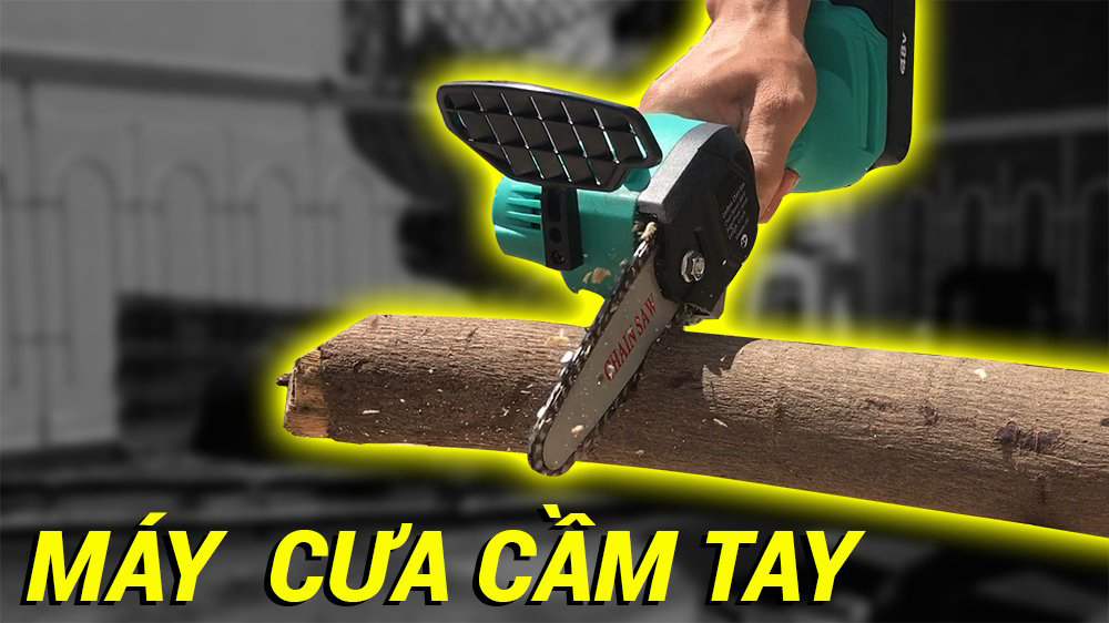 Máy cưa xích cầm tay mini dùng pin Makita 48V - Động cơ chổi than mạnh mẽ, công suất lên đến 900W - Pin li-ion 5 cell có thể sạc lại - Chuyên dụng tỉa cành, cắt gỗ lớn - Nhỏ gọn, tiện lợi, di chuyển dễ dàng - Tặng kèm 2 pin sạc