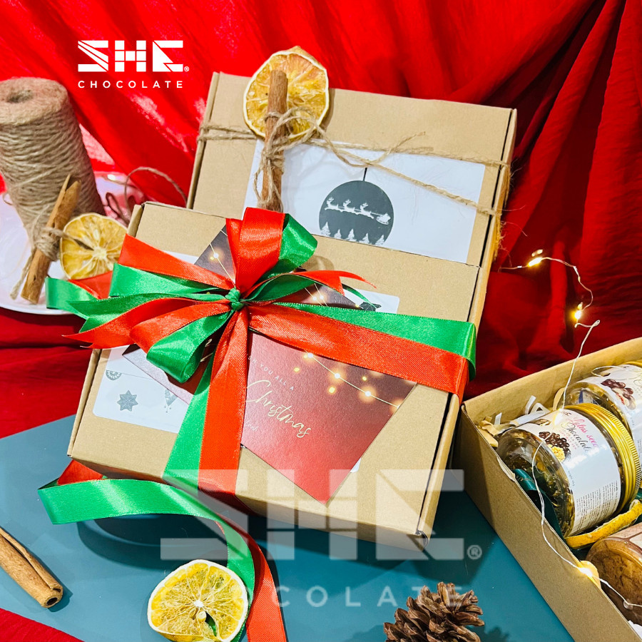 [Set quà Giáng sinh] Quà tặng Giáng sinh, Noel - SHE Chocolate. Socola, nơ Xanh Đỏ, thiệp Giáng sinh. Quà tặng đặc biệt