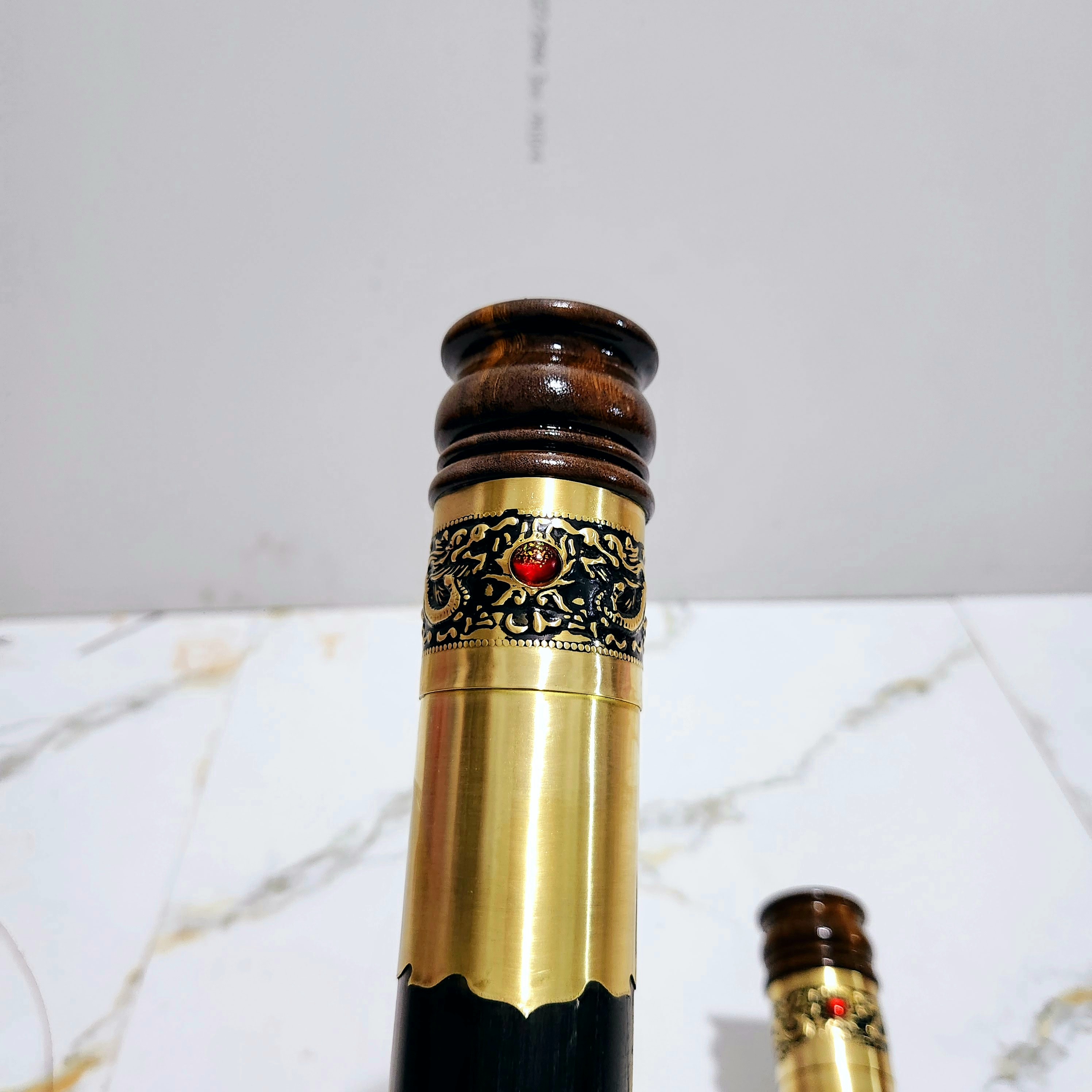 Điếu bọc đồng 2 lớp, chống oxi hoá gắn đá phong thủy kèm nõ ngọc. Tặng kèm hộp gỗ