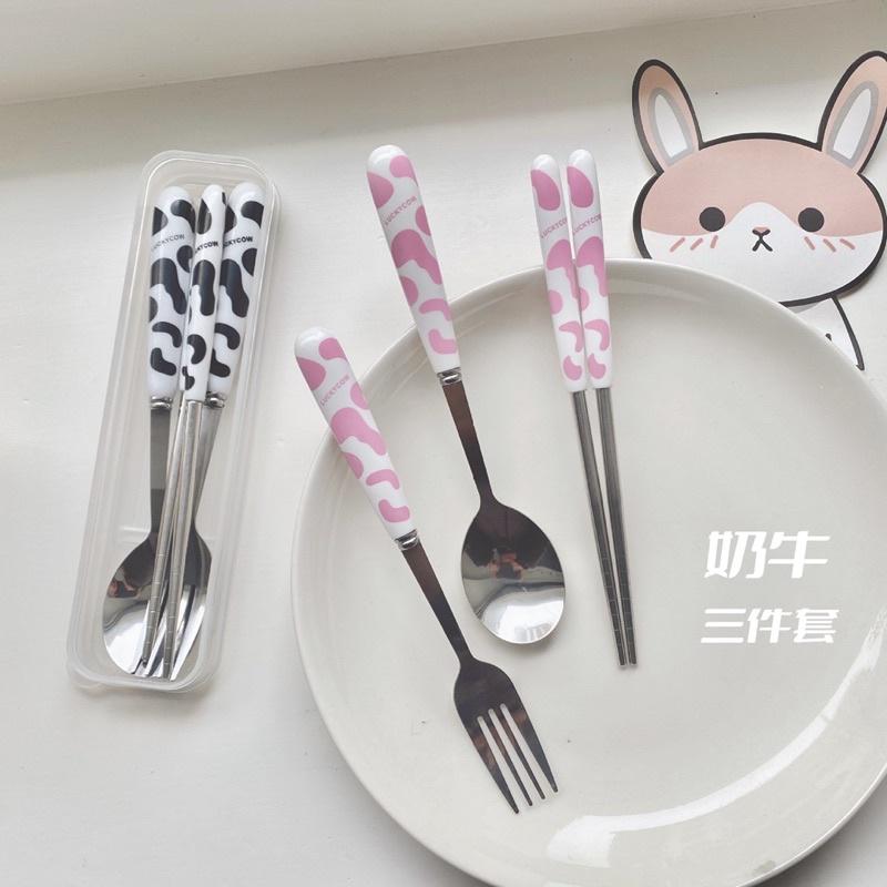 Bộ đũa thìa inox cá nhân hoạ tiết bò sữa dễ thương - Set 3 thìa đũa muỗng văn phòng, dã ngoại, du lịch