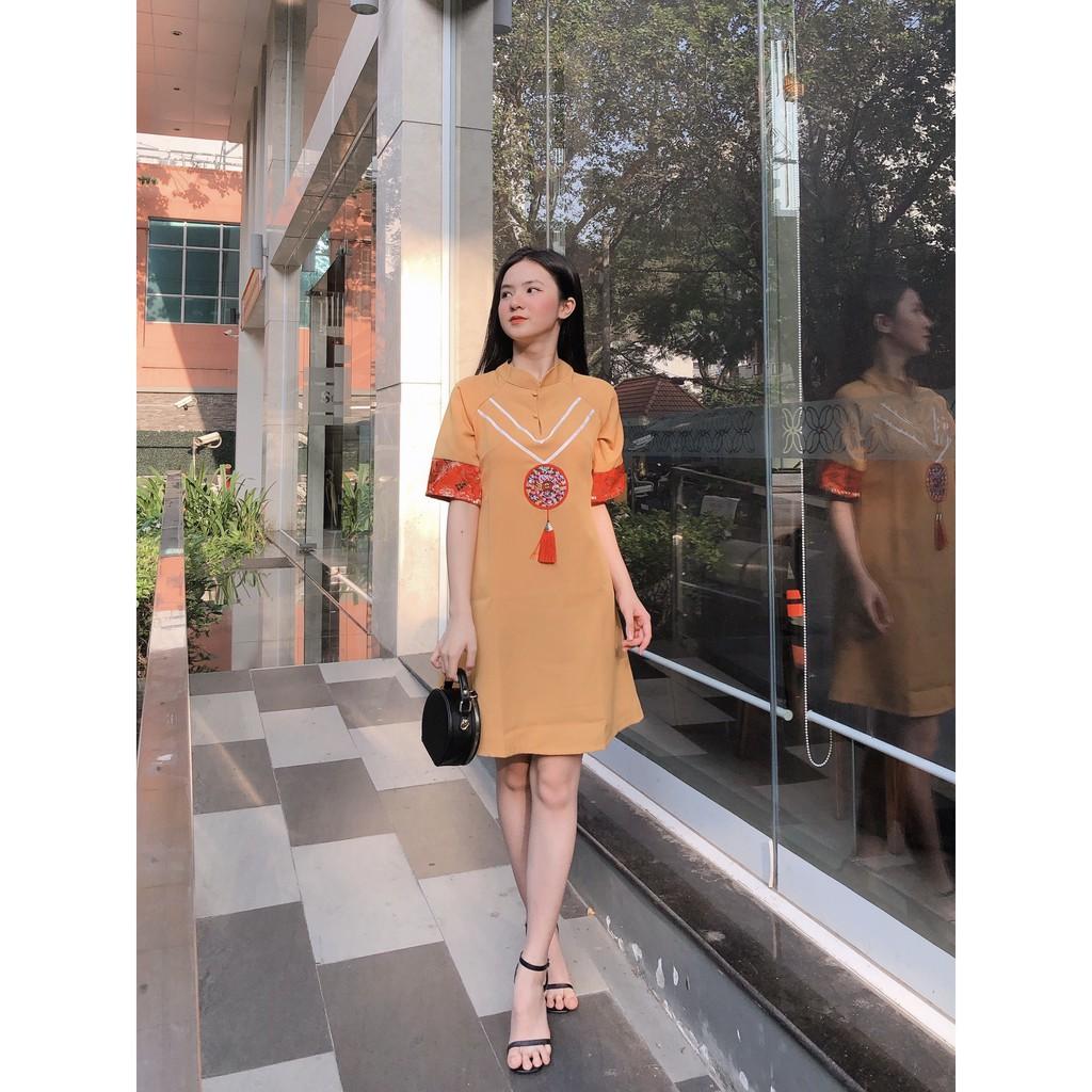 ĐẦM GẤM TẾT ĐỎ CỔ TÀU PHỐI TAY GẤM PHỐI VIỀN TRẮNG NGỰC GẤM TRÒN DÁNG XÒE
