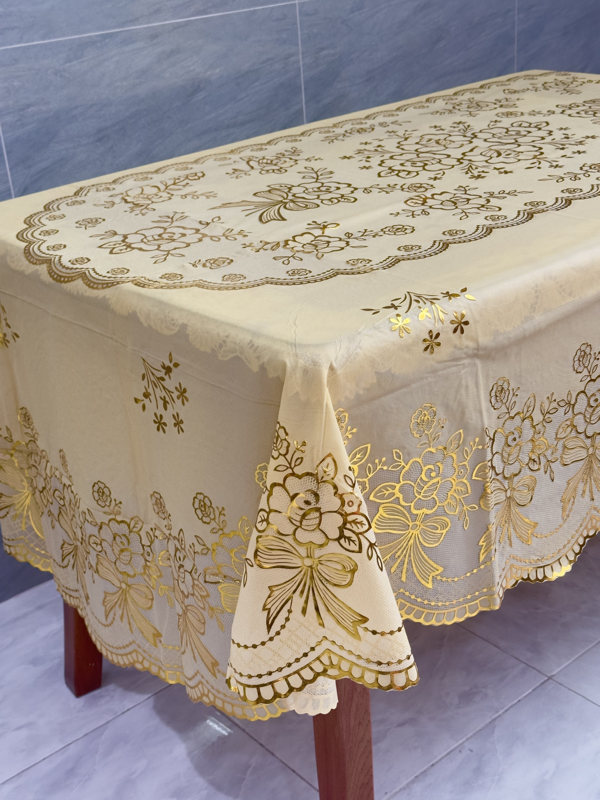 (Tặng 1 lót phần ăn 30 x45) Khăn Trải Bàn PAULEE WLG 751 (150 x 228 cm) hình oval - nền vàng, hoa văn phủ nhũ vàng, sang trọng, không thấm nước