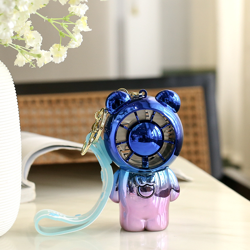 Quạt mini cầm tay kèm theo móc treo tiện lợi với thiết kế dễ thương nhỏ gọn có 2 mức độ gió siêu mát