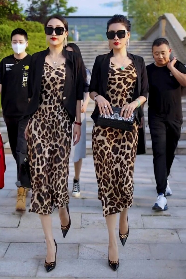 Đầm lụa kèm áo khoác