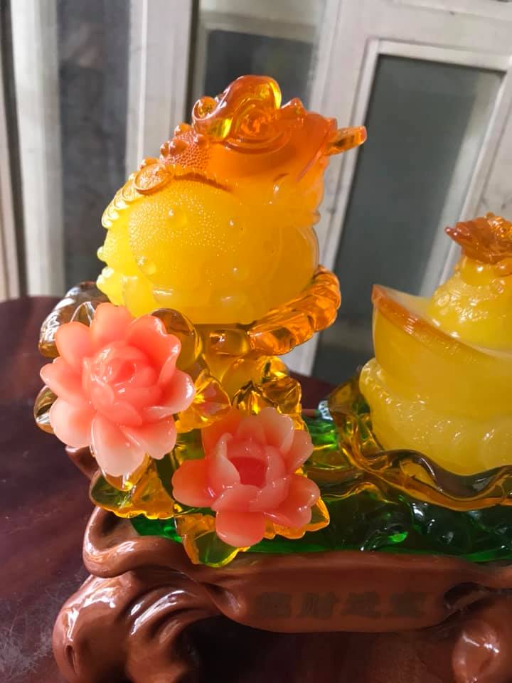 Tượng 2 Con Cóc Vàng Phong Thủy để bàn ngồi trên Thỏi Vàng To Đầy Hoa Đẹp Size Cao 20cm Ngang 20cm Sâu 11cm Hợp Anh Chị Mệnh Kim Thổ Thủy ạ