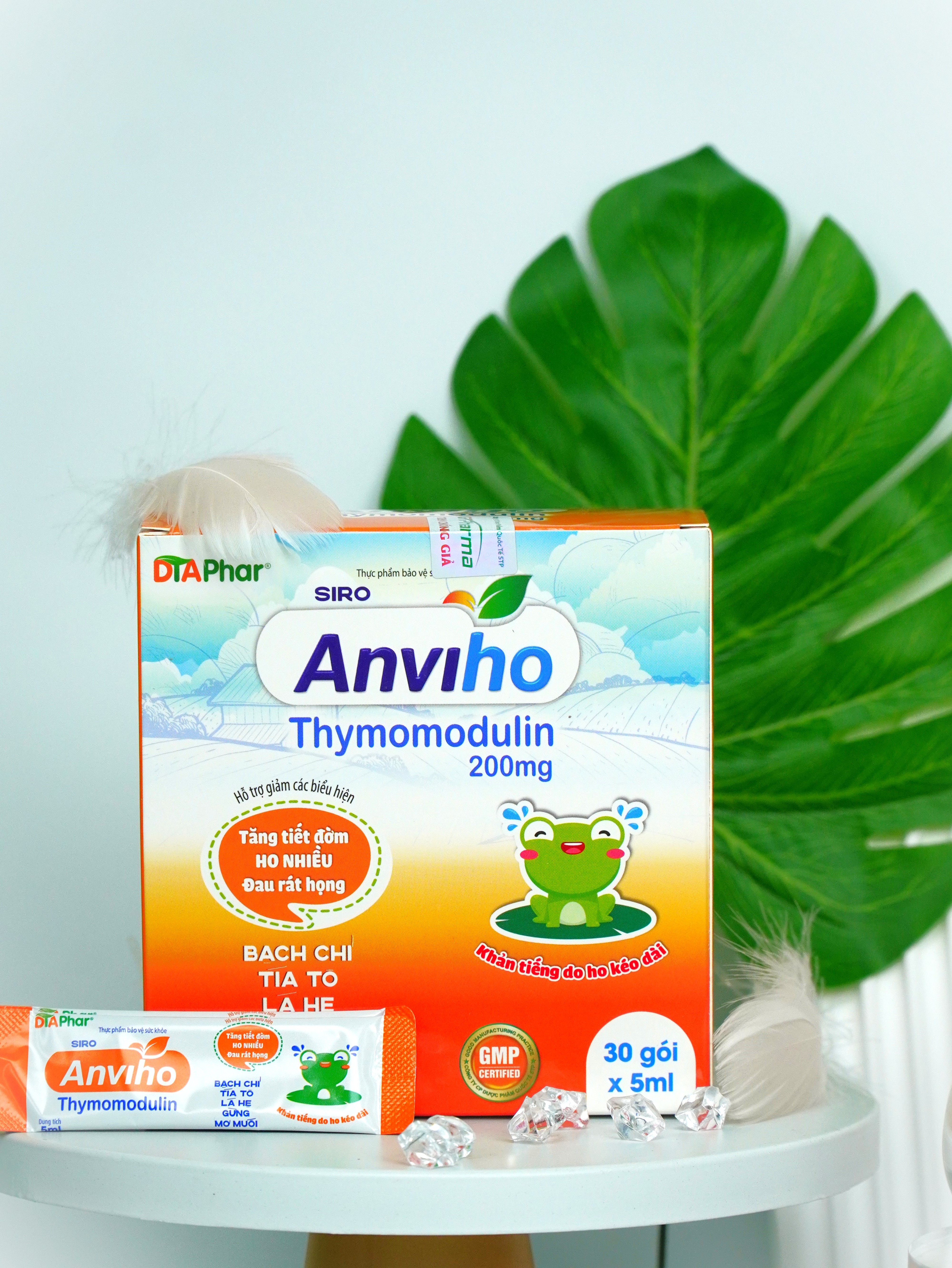 Siro uống Anviho cam Hỗ trợ làm ấm họng, giải cảm, giảm ho, long đờm, tăng cường sức đề kháng của trẻ. Hỗ trợ giảm đau rát họng do ho kéo dài, do viêm đường hô hấp trên Hộp 30 gói