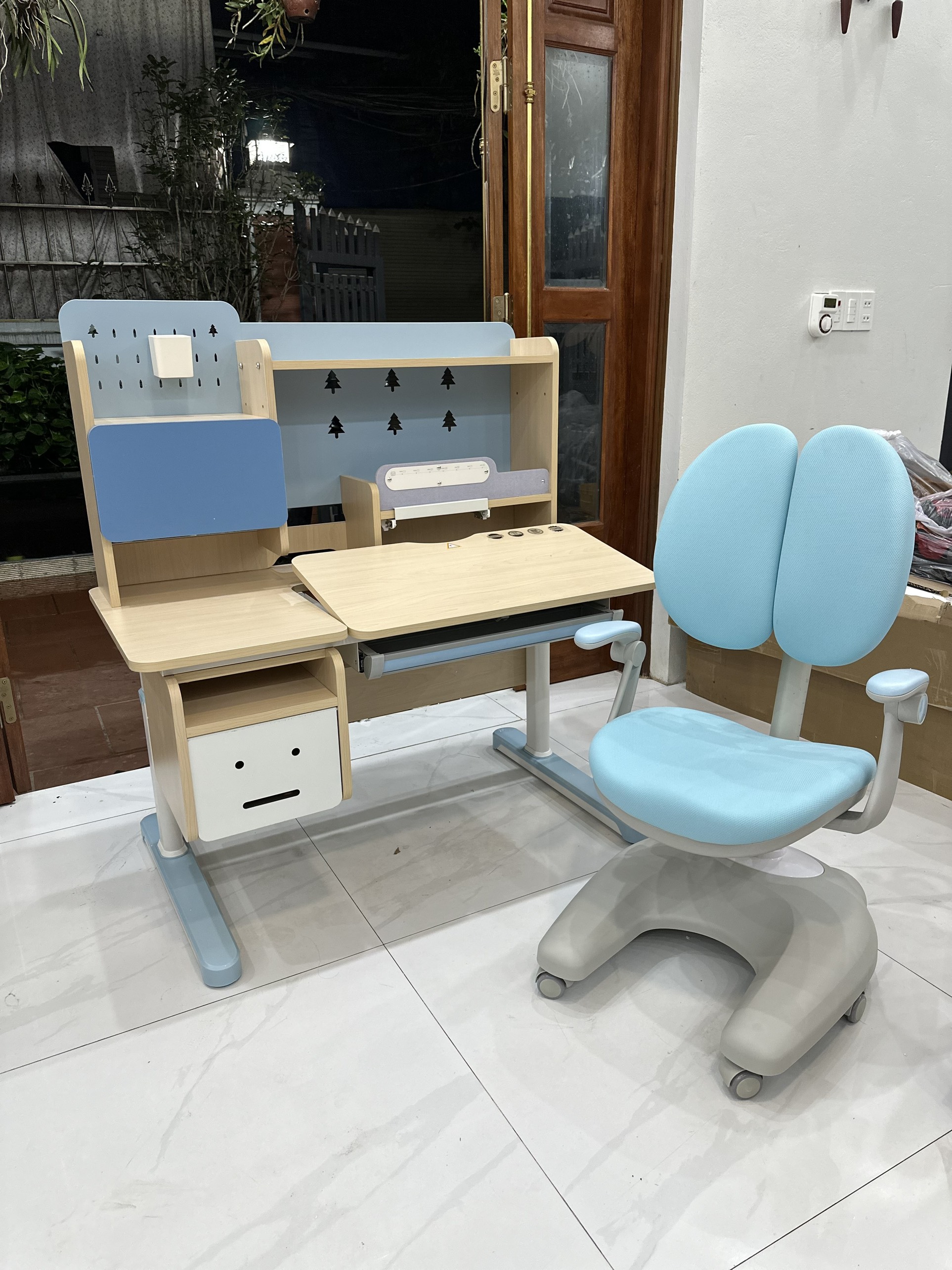 Bàn học chống gù gỗ tự nhiên cao cấp S08 size lớn nâng hạ độ cao tay quay, điều chỉnh nghiêng dễ dàng