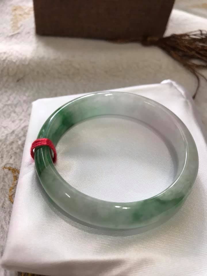 VÒNG ĐÁ CẨM THẠCH TỰ NHIÊN BẢN HẸ T LÝ SAO 48 SIZE VÒNG 48MM MÀU TRẮNG TRONG ÁNH XANH LÝ ĐẬM NỮ TAY NHỎ ĐEO