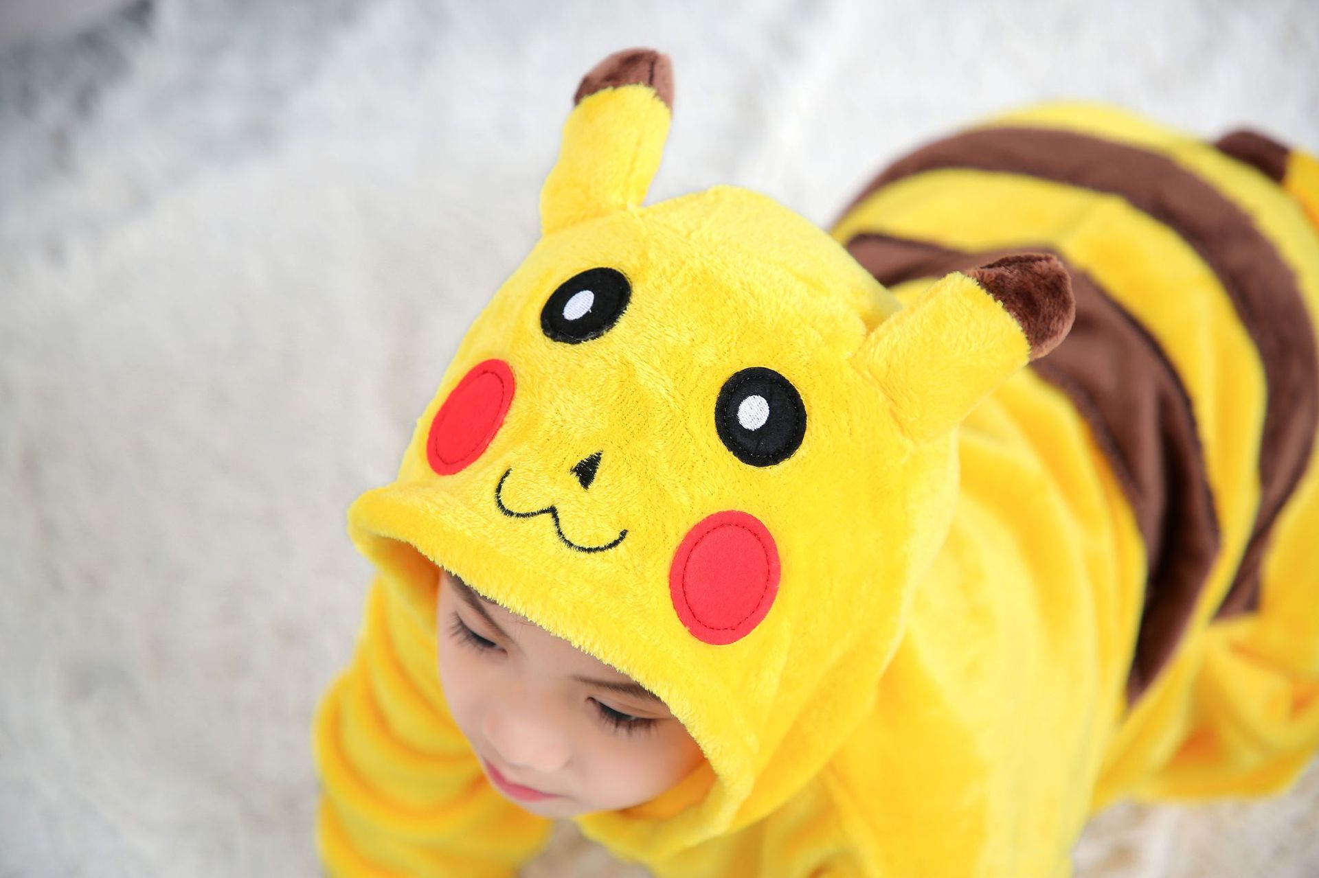 Bộ đồ ngủ hình thú pikachu vàng liền thân lông mịn Pijama Cosplay 1950