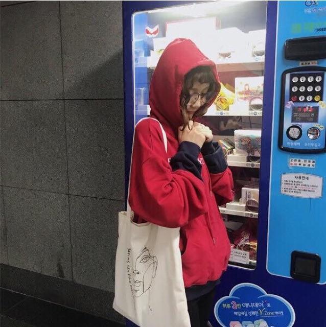 Hoodie đỏ túi xanh thêu Enjoy
