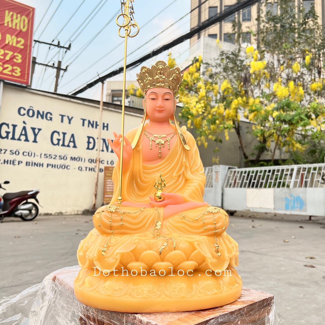 Tượng Địa Tạng Vương Bồ Tát ngồi trên đài sen bằng đá nhập khẩu cao cấp cao 40cm– màu vàng thạch anh