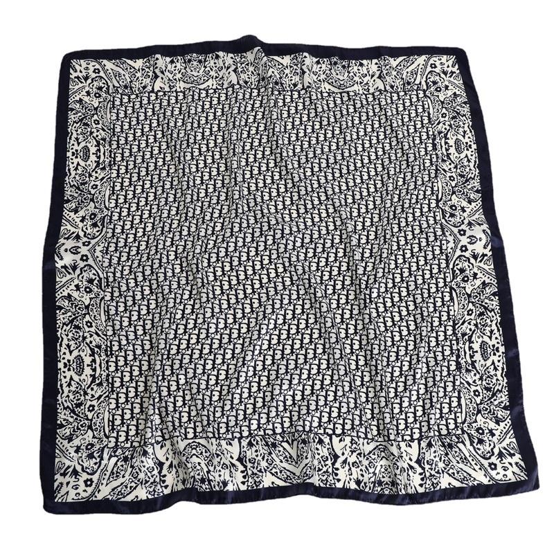 Khăn bandana vải lụa bóng size 90x90cm đa năng in hình chữ D