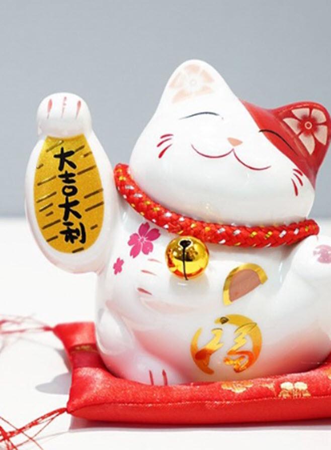 Mèo Thần Tài Maneki Neko May Mắn kèm đệm lót bằng sứ kiêm ống heo Trang Trí , Bàn Làm Việc , Xe Hơi
