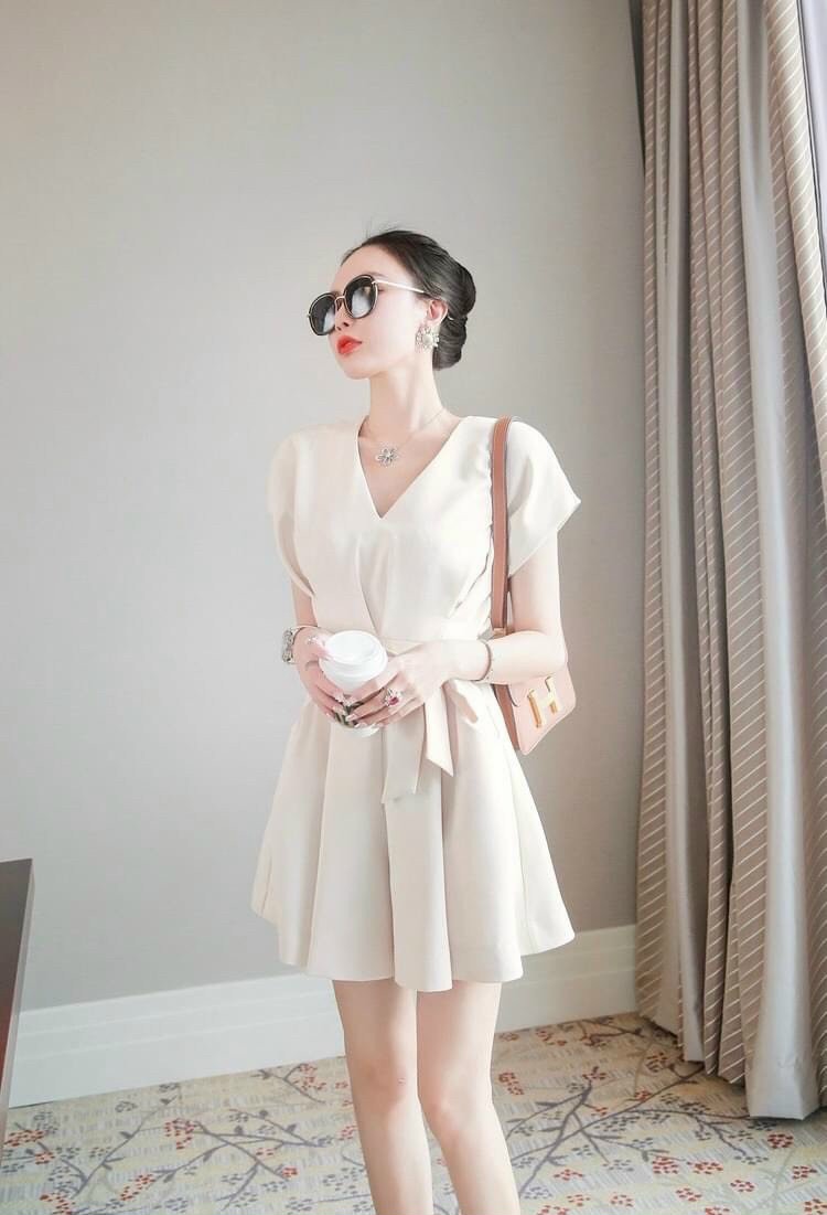 Jumpsuit đùi màu kem cổ chữ V Kèm Nịt