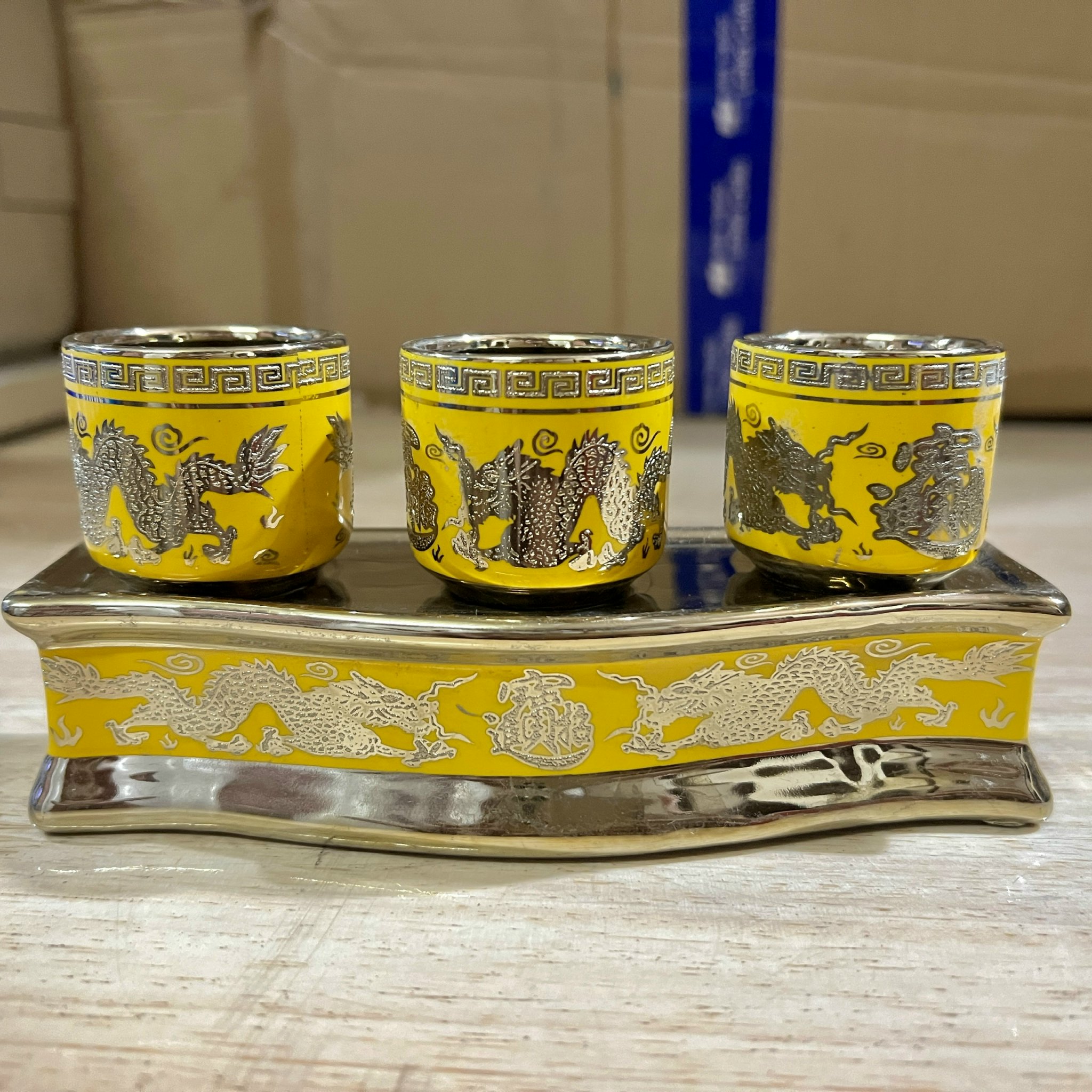 Chum nước thờ ,áng nước sứ vàng 3D bộ 3 ly