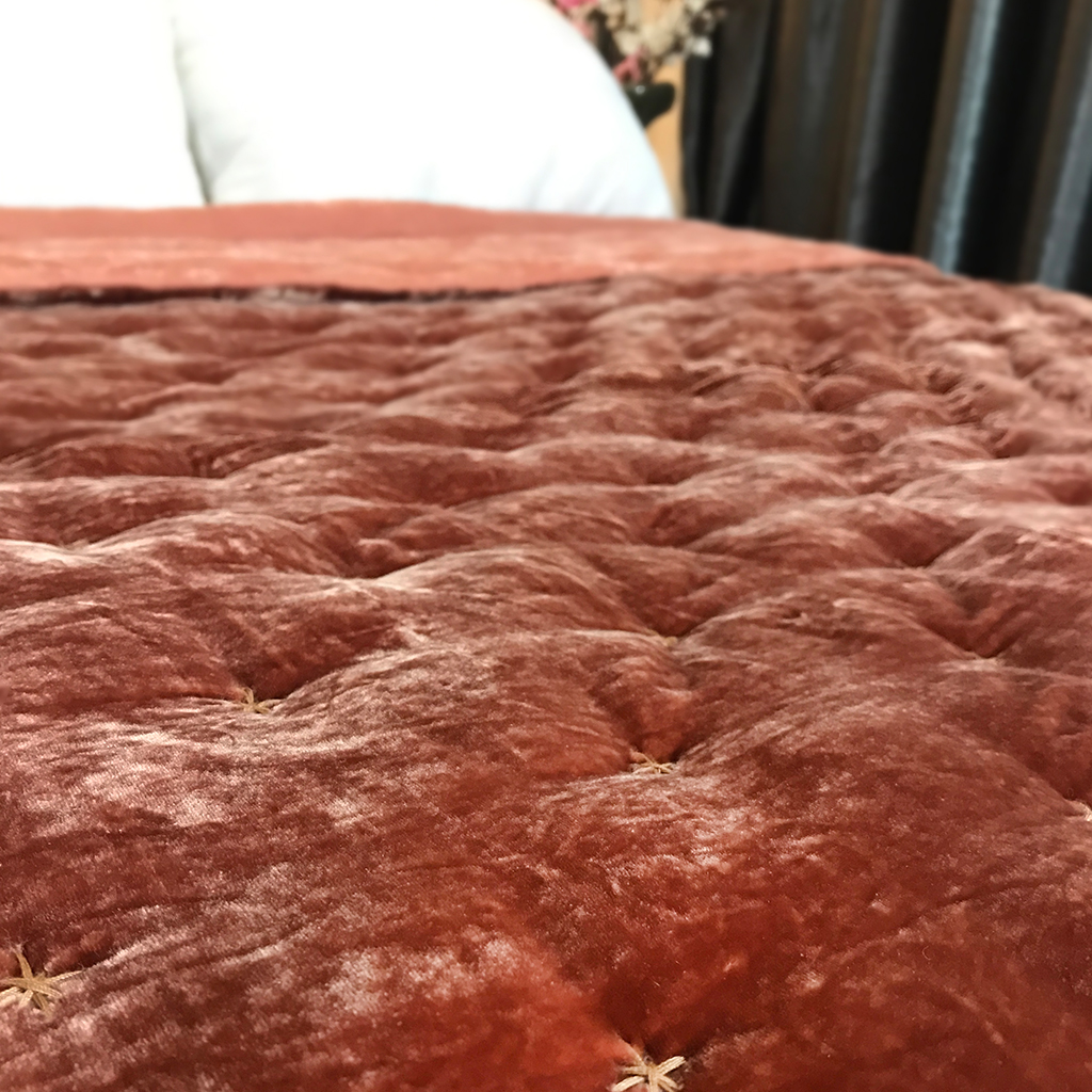 Chăn Nhung Lụa Chần Bông Điều Hòa Cao Cấp Dùng Bốn Mùa - Chăn Nhung Khâu Hoa Thị - Đỏ Gạch I Silk Velvet Blanket.