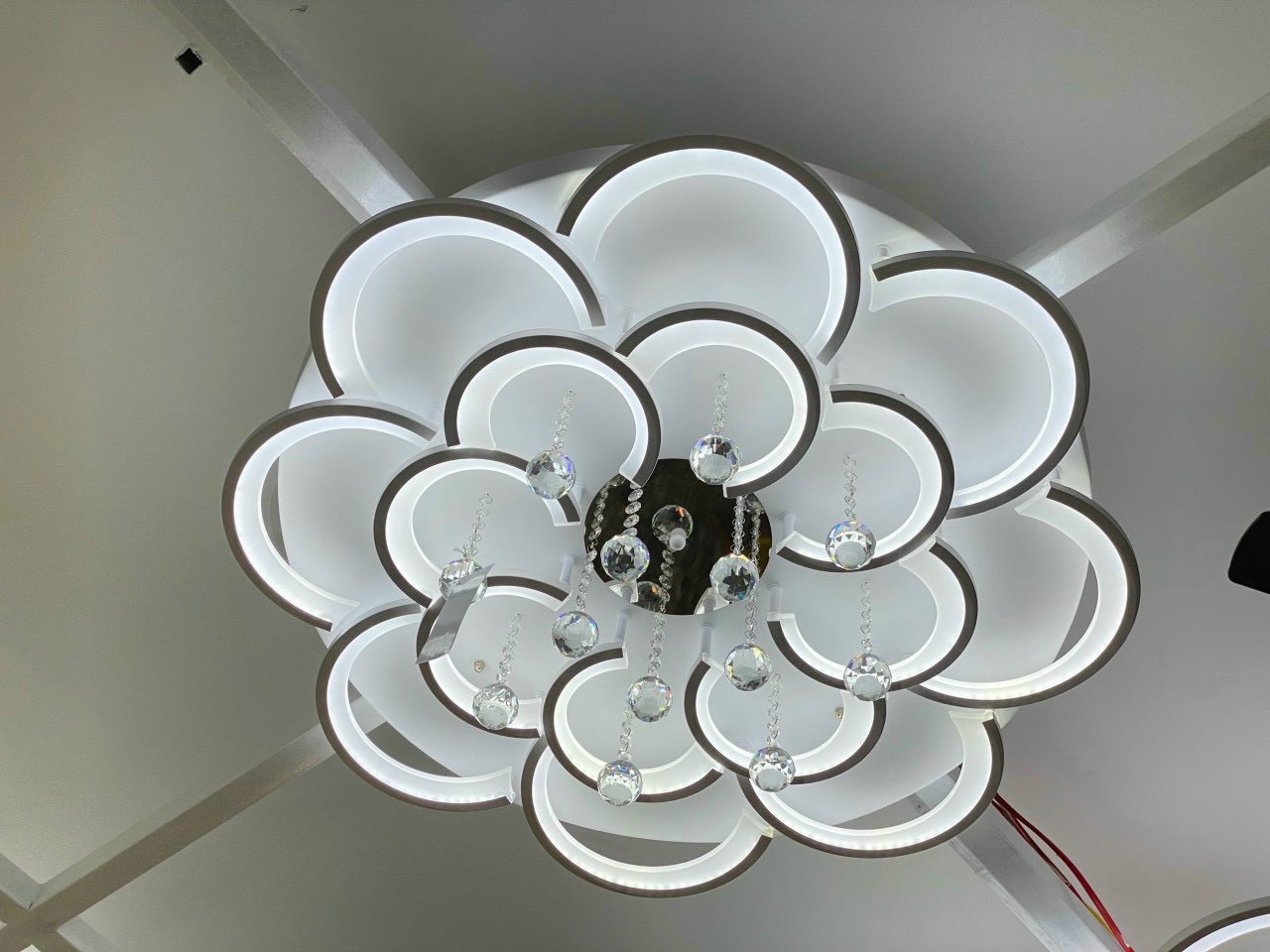 Đèn ốp trần, đèn led mâm ốp trần cánh hoa mai pha lê 3 chế độ ánh sáng, có điều khiển từ xa