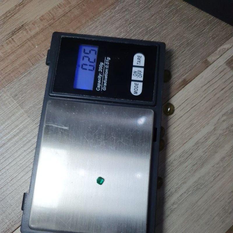 025-đá lục bảo thiên nhiên