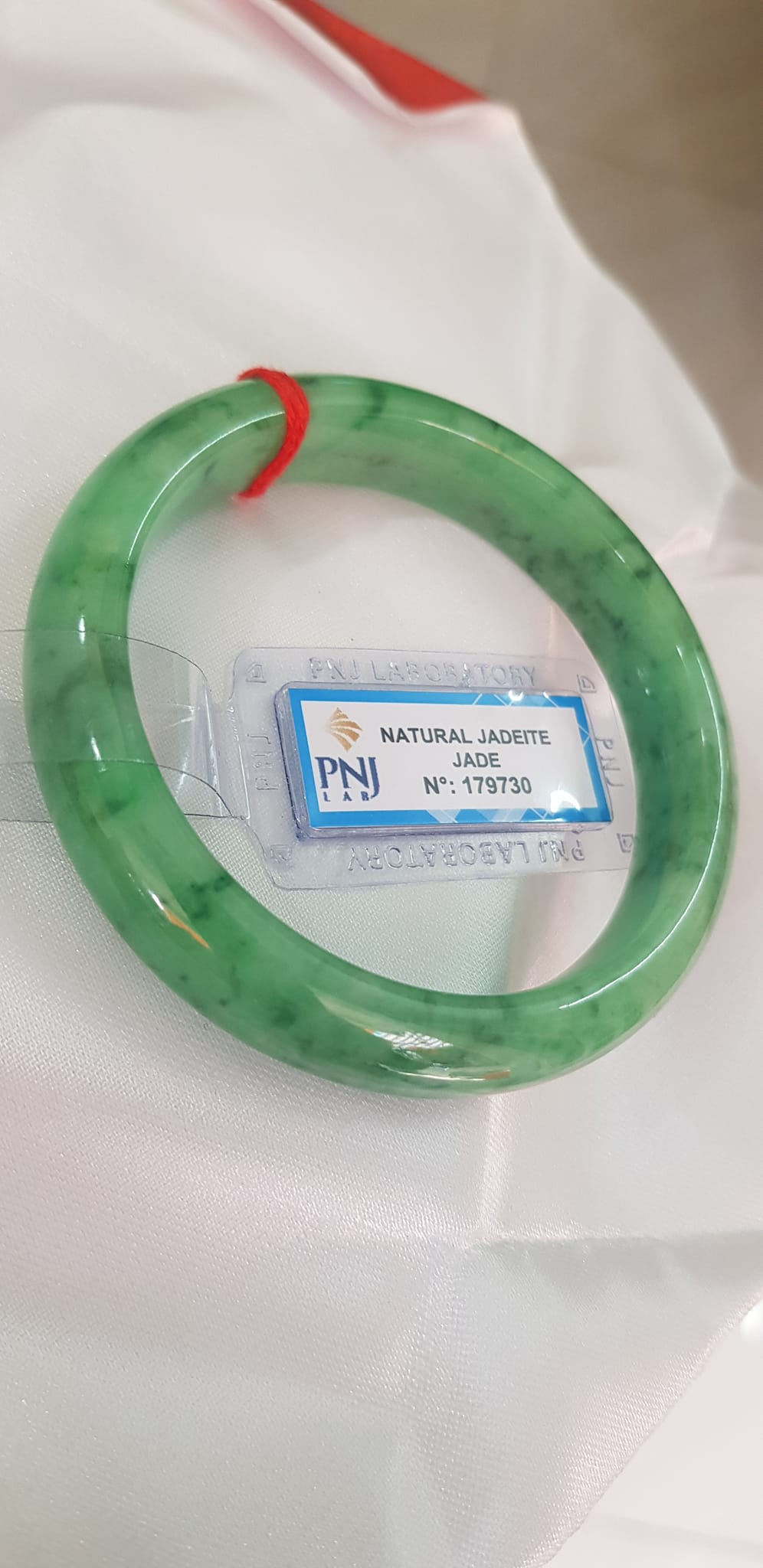 Vòng Cẩm Thạch tự nhiên Vip Bản Hẹ ĐL Ni 56mm x Cao 12mm x dầy 7,8mm Vòng kiểm định P No 179730 màu Xanh Lý Đều bóng vân đậu lý cưng quá mượt đẹp Nữ mệnh Mộc Thủy Hỏa cân nặng 54kg - 63kg đeo rất đẹp sang tay ạ