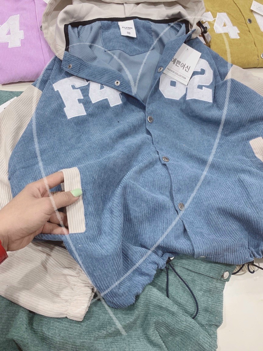 Áo Khoác Nhung Kaki Kiểu Bomber Unisex Có Nón Mũ Thêu F462 Nút Bấm - Nam Nữ Teen hàn Quốc Mặc Đẹp