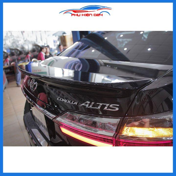 Đuôi gió sau xe liền cốp Altis 2022-2023 vân Cacbon