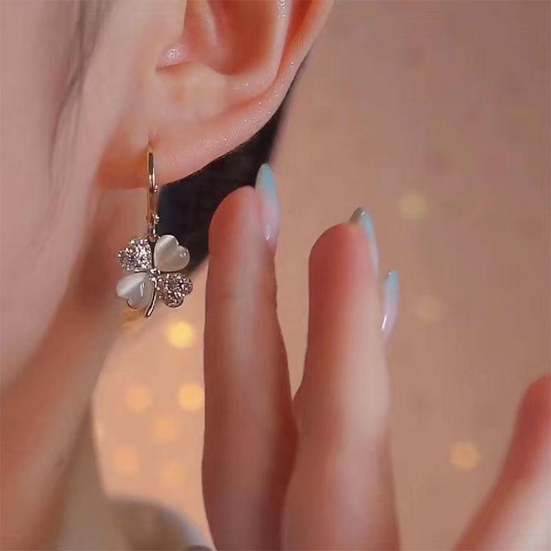 Khuyên tai cỏ ba lá opal đá