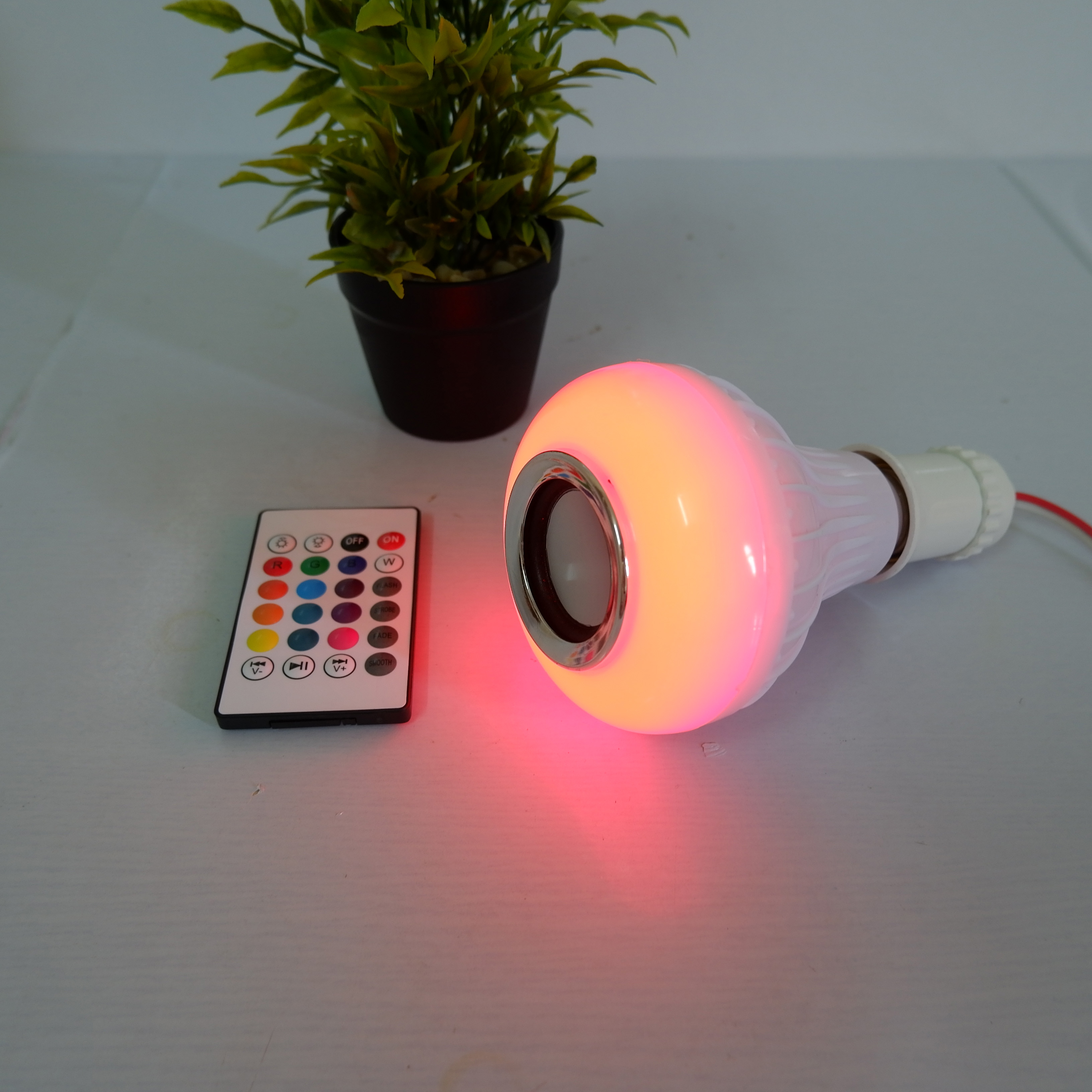 Bóng Đèn LED Thông Minh phát nhạc điều khiển bằng bluetooth + Tặng kèm 1 đèn led trang trí hình chai màu ngẫu nhiên