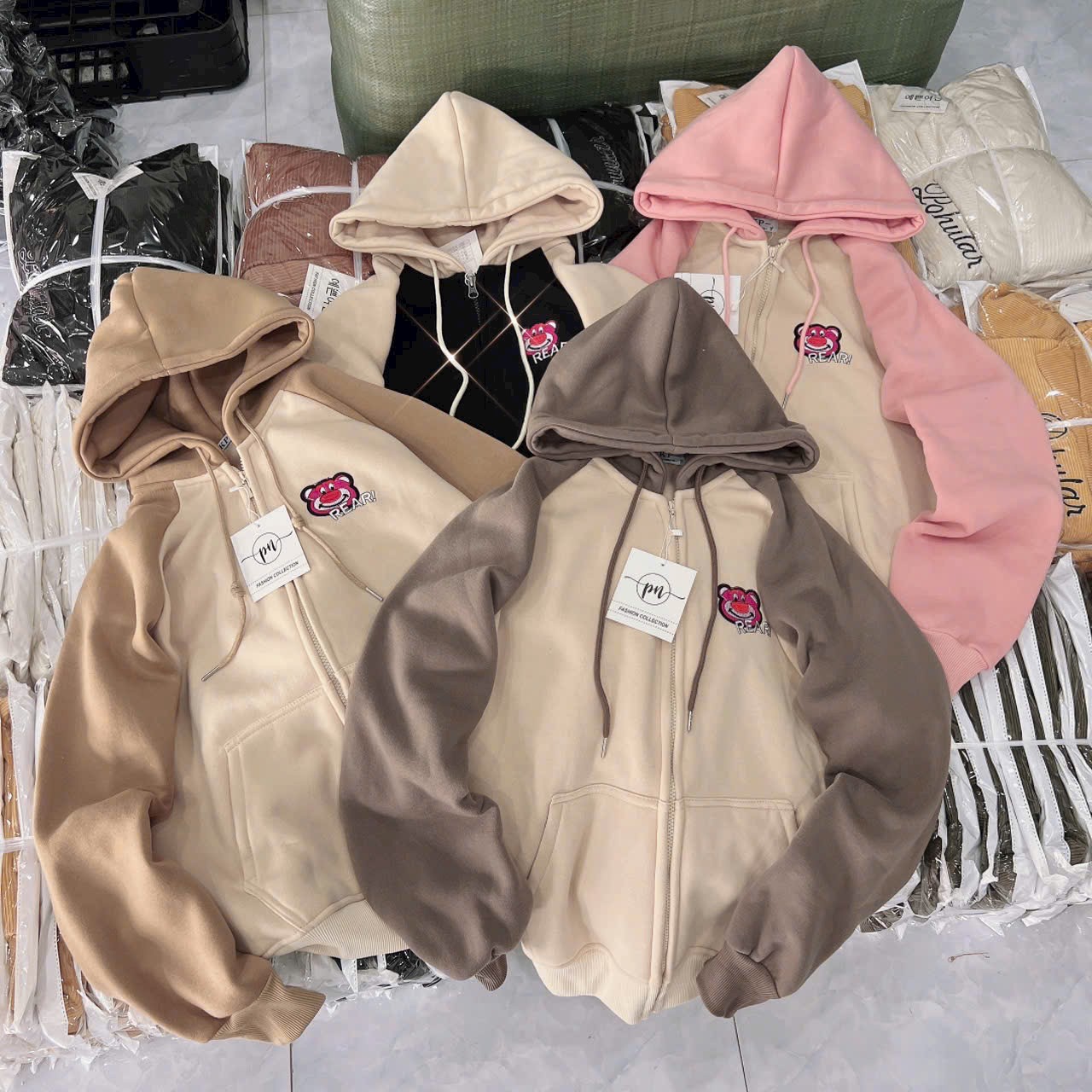 áo khoác nỉ hoodie zip nỉ ngoai thêu gấu BEER siêu dày mịn tay phối màu nam nữ mặc đều đẹp Khóa kéo Trẻ Trung From Rộng Chất Nỉ Dày Đẹp mềm mịn Có Nón, Áo Khoác Hoodie Cao cấp Phối Màu Nón rộng 2 lớp thời trang Form áo to bự phối tay raplang Y Hình