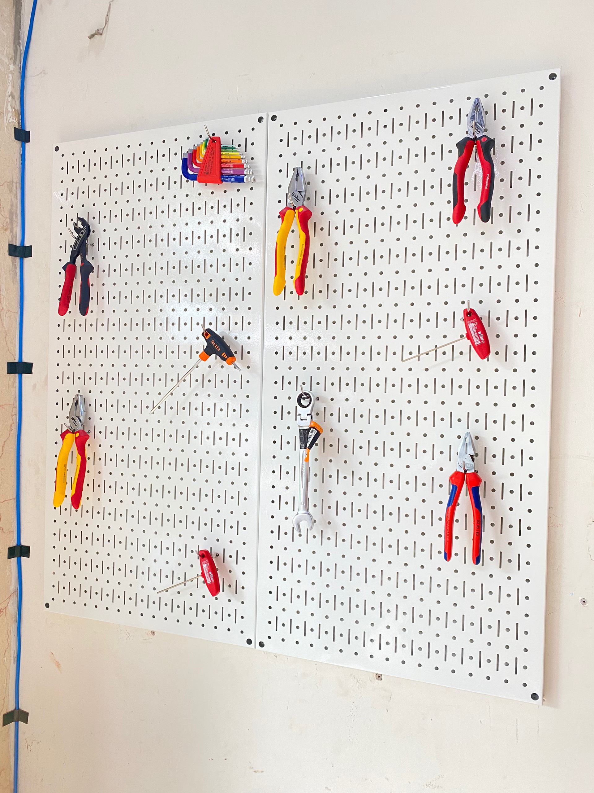 Tấm lưới đôi pegboard treo dọc màu trắng