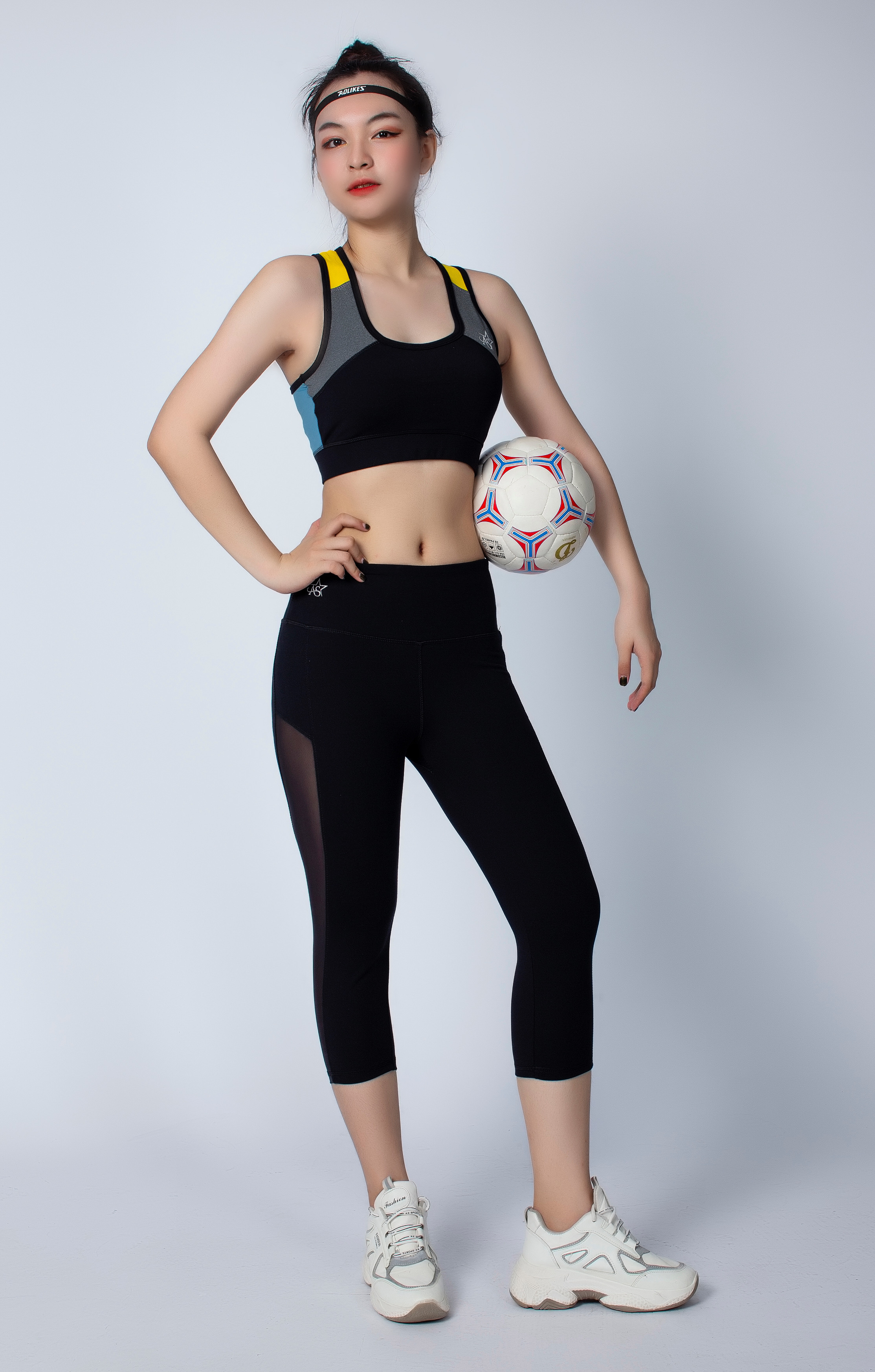 Bộ thể thao lửng nữ ANSA phối lưới áo bra màu đen - DL701