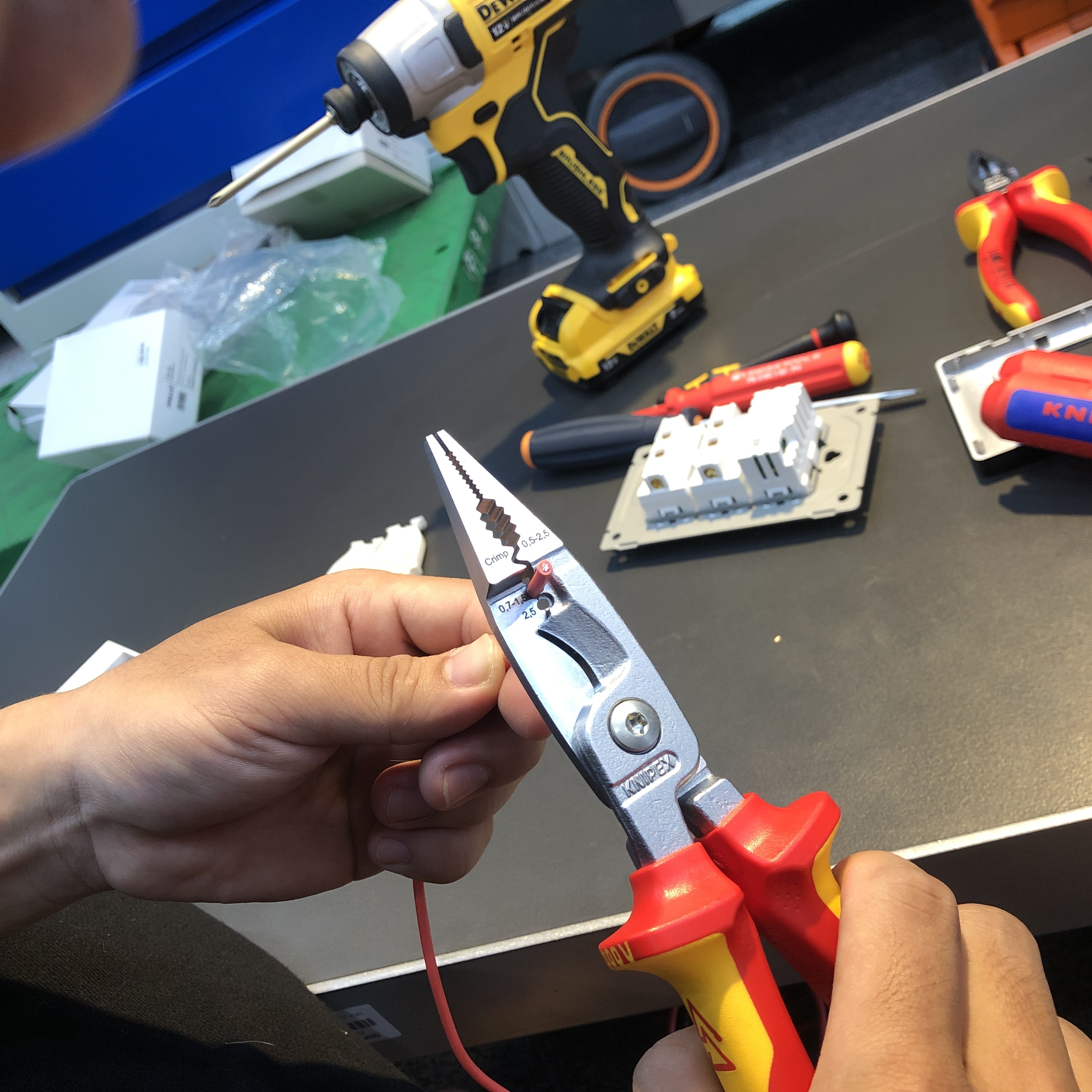Kềm KNIPEX Lắp Điện Đa Năng 13 96 200