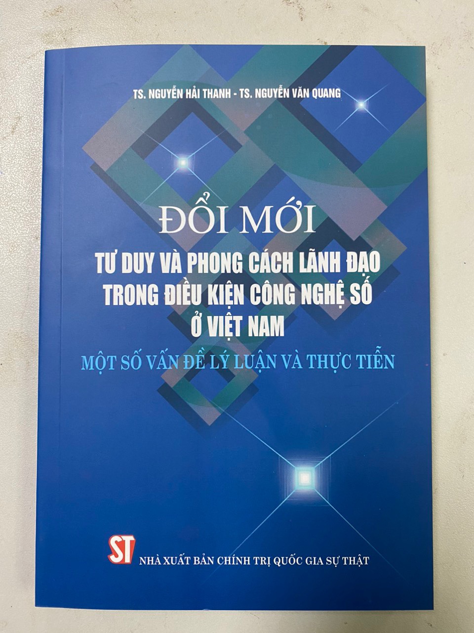 Đổi mới tư duy và phong cách lãnh đạo trong điều kiện công nghệ số ở Việt Nam – Một số vấn đề lý luận và thực tiễn