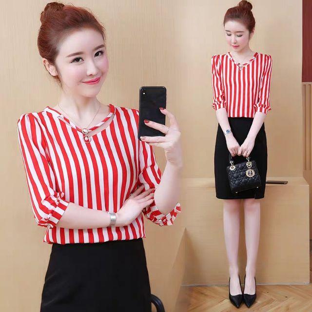 Áo sơ mi kẻ cổ choker