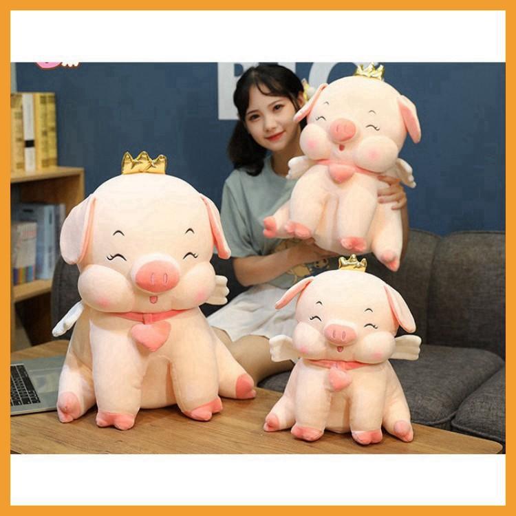 Gấu Bông Heo Ngồi Vương Miện Đeo Chuông