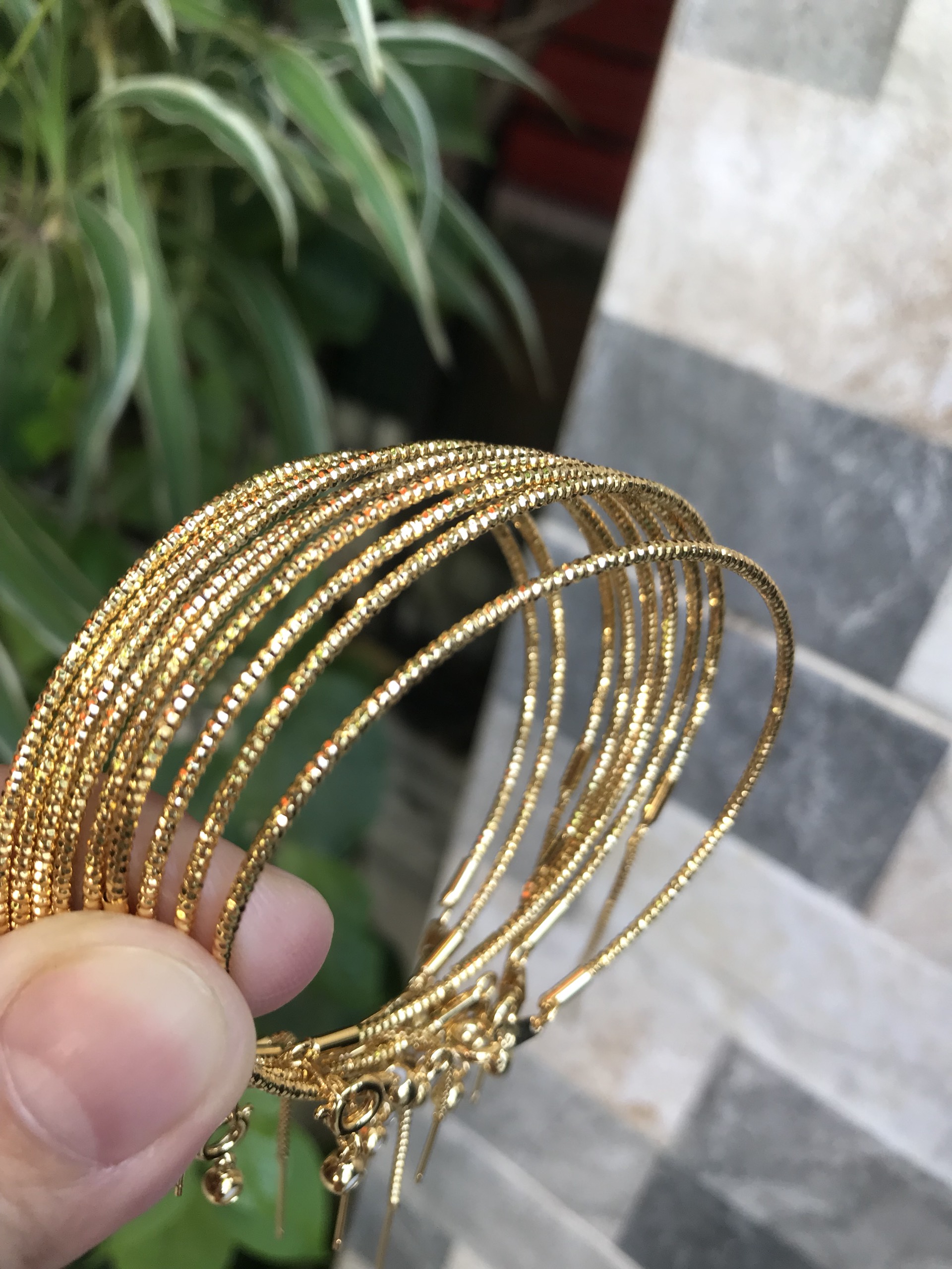 Vòng tay nữ mạ vàng các Chị về phối với hạt charm của mình đeo tay xinh lắm  ạ