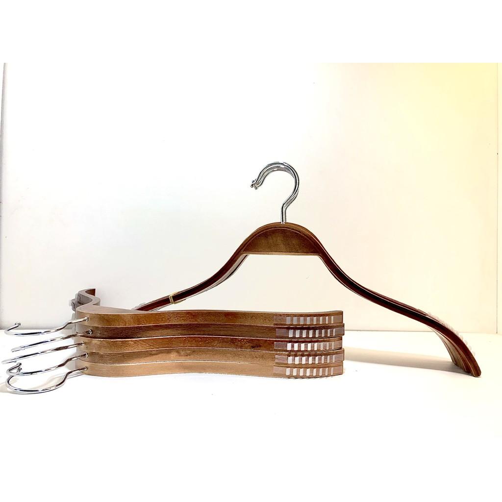 móc treo quần áo gỗ tre nâu tròn có đệm nhựa vai chống tuột, đầu móc xoay 360 dùng cho cửa hàng shop thời trang