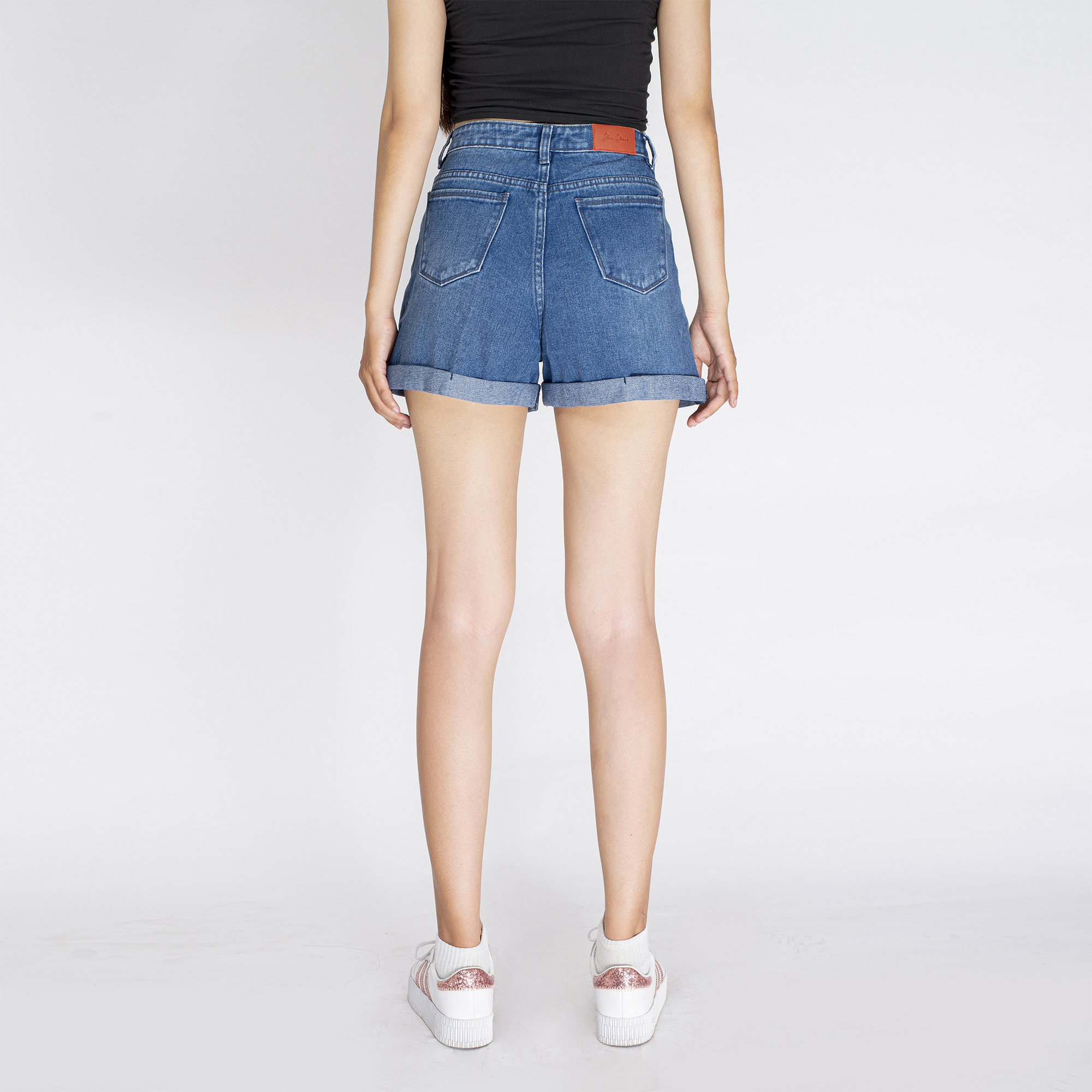 Quần short màu xanh dương lật line Aaa Jeans