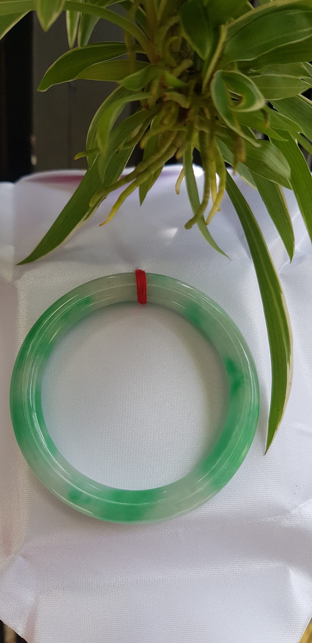 Vòng tay nữ đá Cẩm Thạch tự nhiên mới TR LÝ IC 54mm x chột to 9mm vòng màu trắng xanh lý đẹp nữ 52kg - 56kg đeo ạ