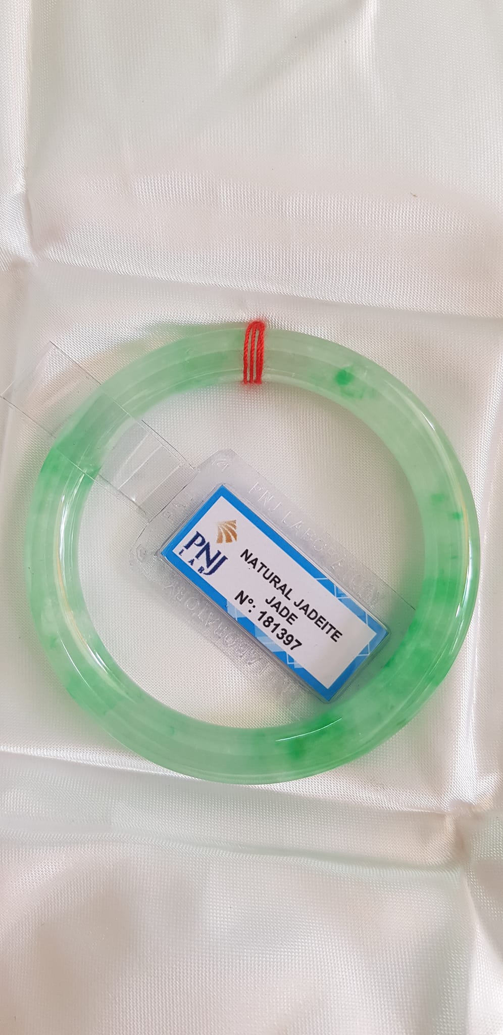 Vòng Cẩm Thạch tự nhiên T Lý Rơi Sao 52mm x cọng 8mm Vòng kiểm định Natural Jadeite Jade P No 181397 màu Xanh ngọc nhẹ trắng điểm xanh lý trong bóng đều đẹp sang lắm luôn nữ 50kg - 55kg đeo ạ