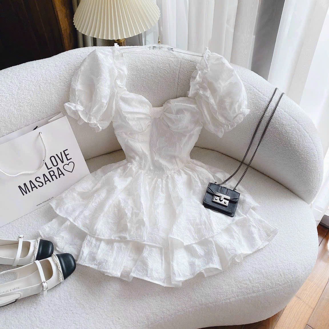 Đầm trắng tầng tay phồng cổ vuông tiểu thư