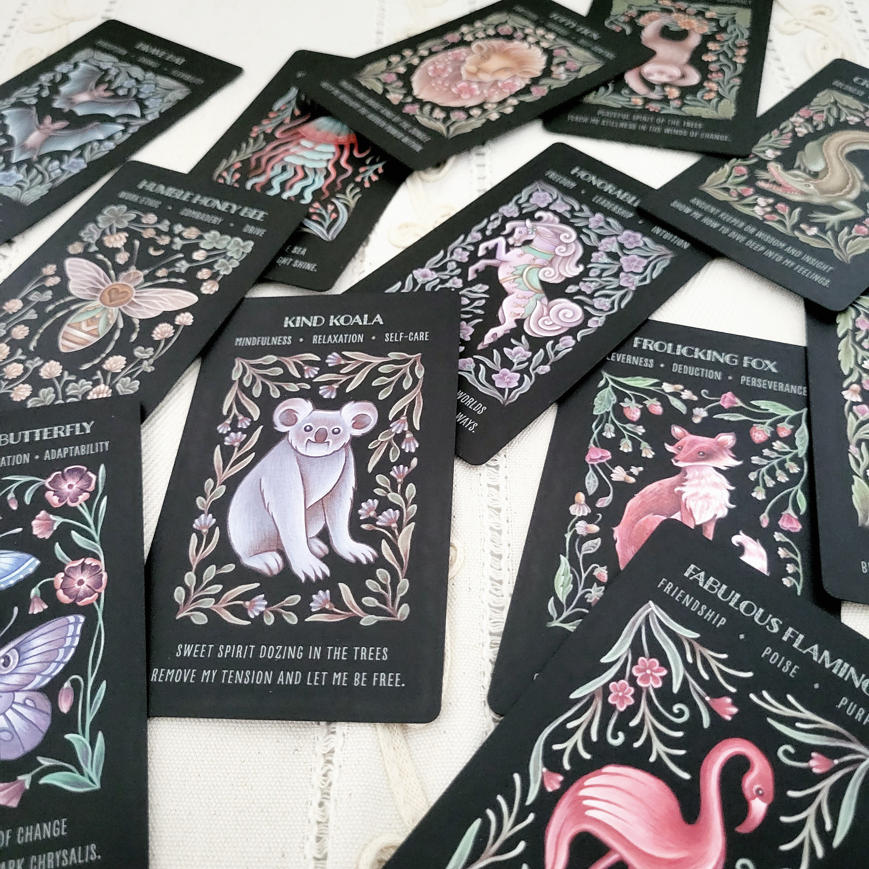 Bộ bài Wild Whiskers Spirit Animal Oracle tặng đá thanh tẩy