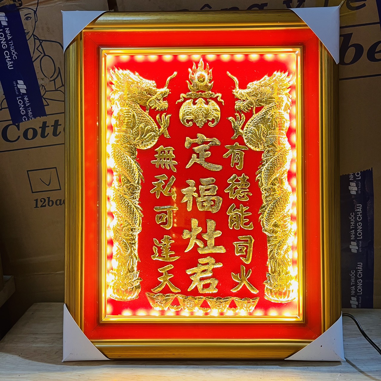 Bài vị Ông Táo dát vàng 24 k cao 38cm, ngang 30cm - 3 hàng chữ, Khung gỗ sơn vàng ( Có đèn)