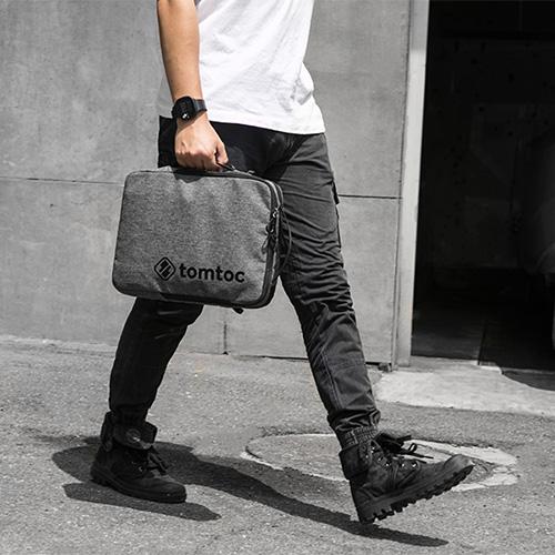 TÚI ĐEO CHÉO TOMTOC URBAN SHOULDER BAGS DÀNH CHO MACBOOK 13″14″, GRAY chống sốc tối ưu - HÀNG CHÍNH HÃNG