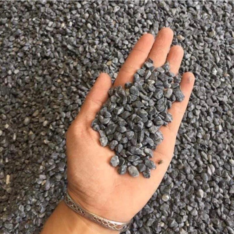 10 kg sỏi đen cỡ 0,5 - 1 cm mỗi viên, dùng trang trí rải sân vườn, chậu cây, lọc nước, bể cá