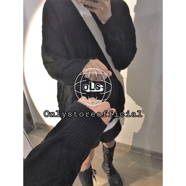 Áo len cổ lọ đen và quần đùi kaki đen